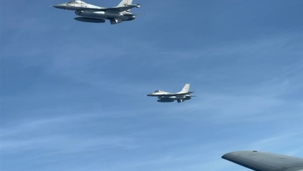 KC-135R tanker uçağı, Romanya'da havada yakıt ikmali gerçekleştirdi