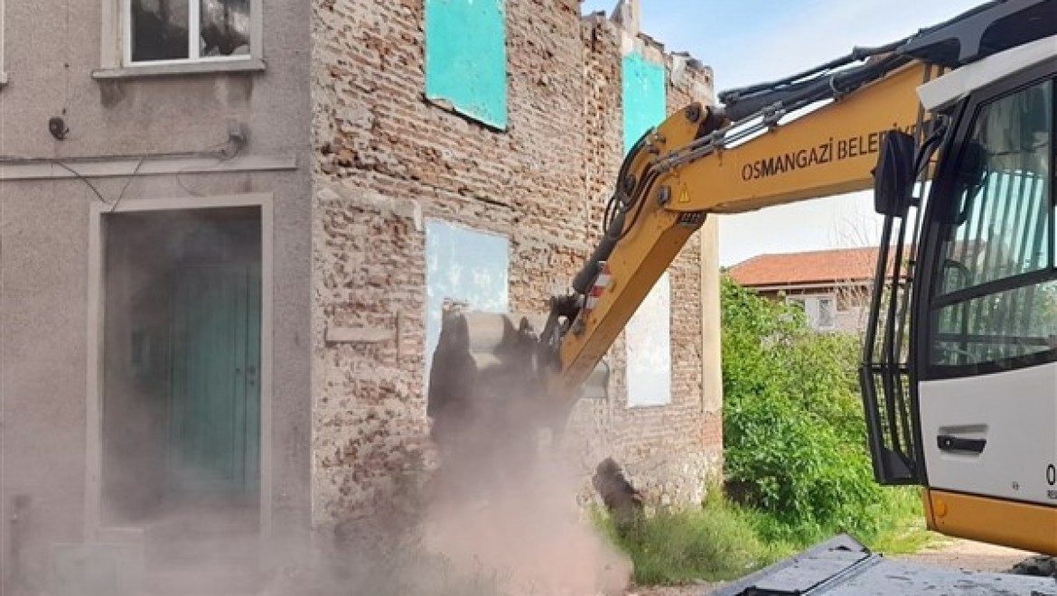 Osmangazi Belediyesi metruk binaların yıkımlarını sürdürüyor