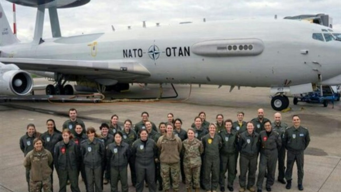 Tamamı kadınlardan oluşan ilk uçak mürettebatı NATO AWACS misyonunu tamamladı