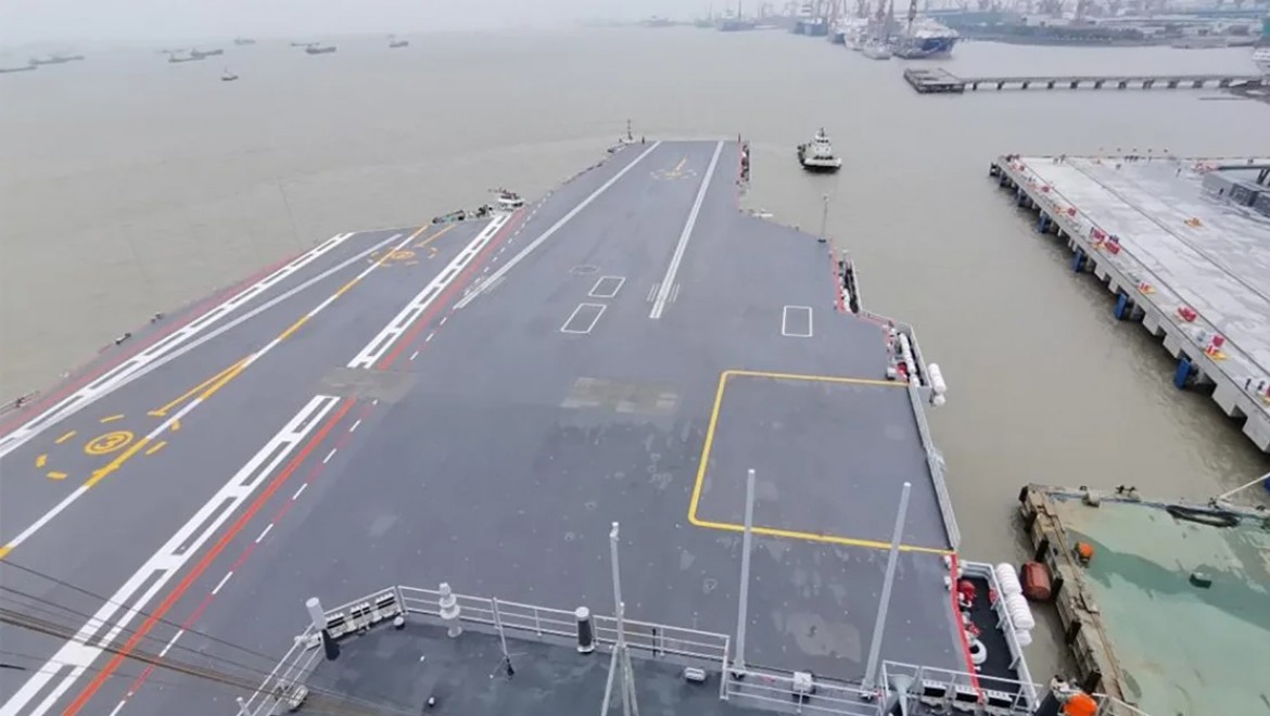 Çin'in en büyük uçak gemisi ilk kez denize açılıyor