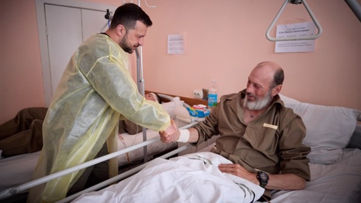 Ukrayna Devlet Bakanı Zelenski, Harkov'da yaralı askerleri ziyaret etti