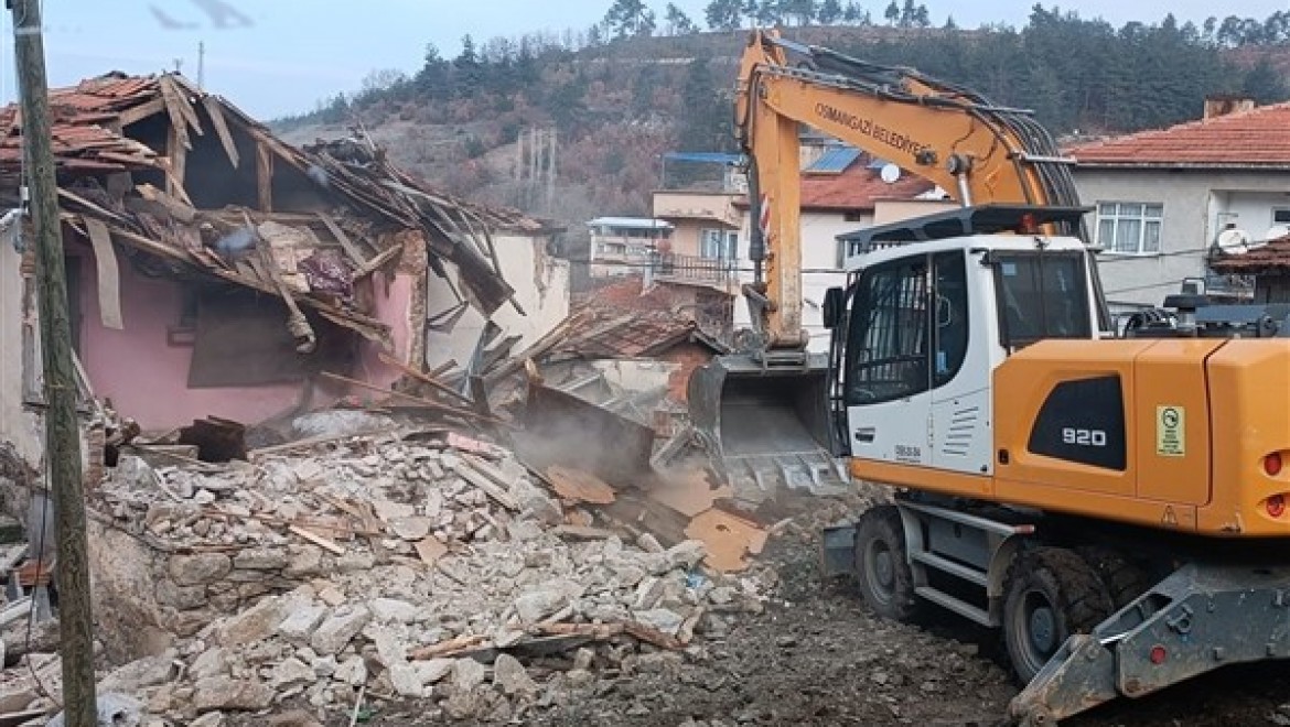 Osmangazi'de metruk bina yıkımları sürdürülüyor