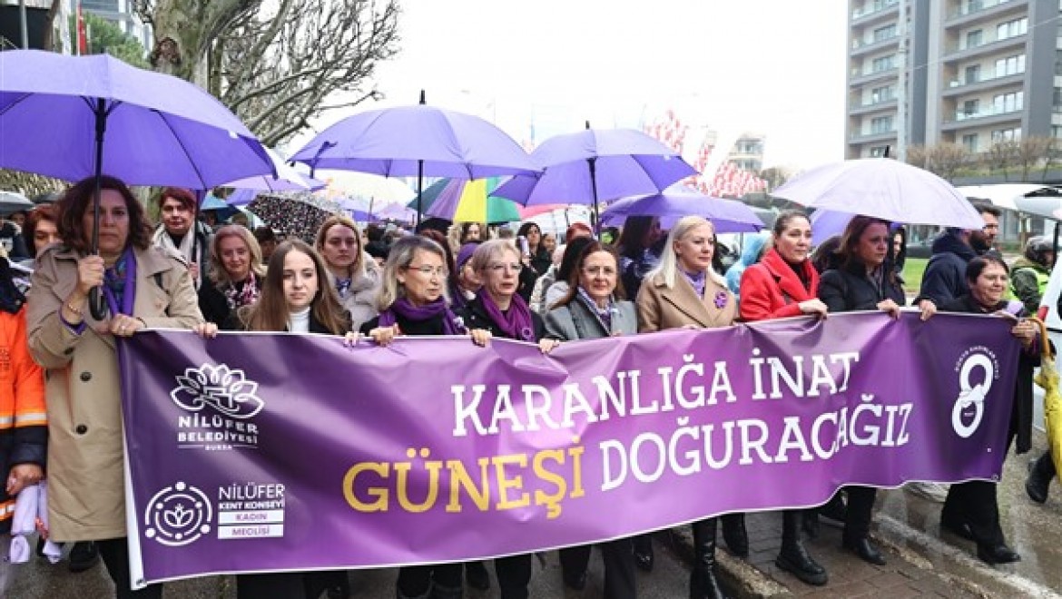 Nilüferli kadınlar 8 Mart'ta 'Karanlığa İnat Güneşi Doğuracağız' sloganıyla yürüdü