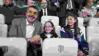 Bakan Tekin, çocuklarla Beşiktaş- MKE Ankaragücü maçını izledi