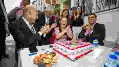 Başkan Soyer'den down sendromlu gence doğum günü sürprizi