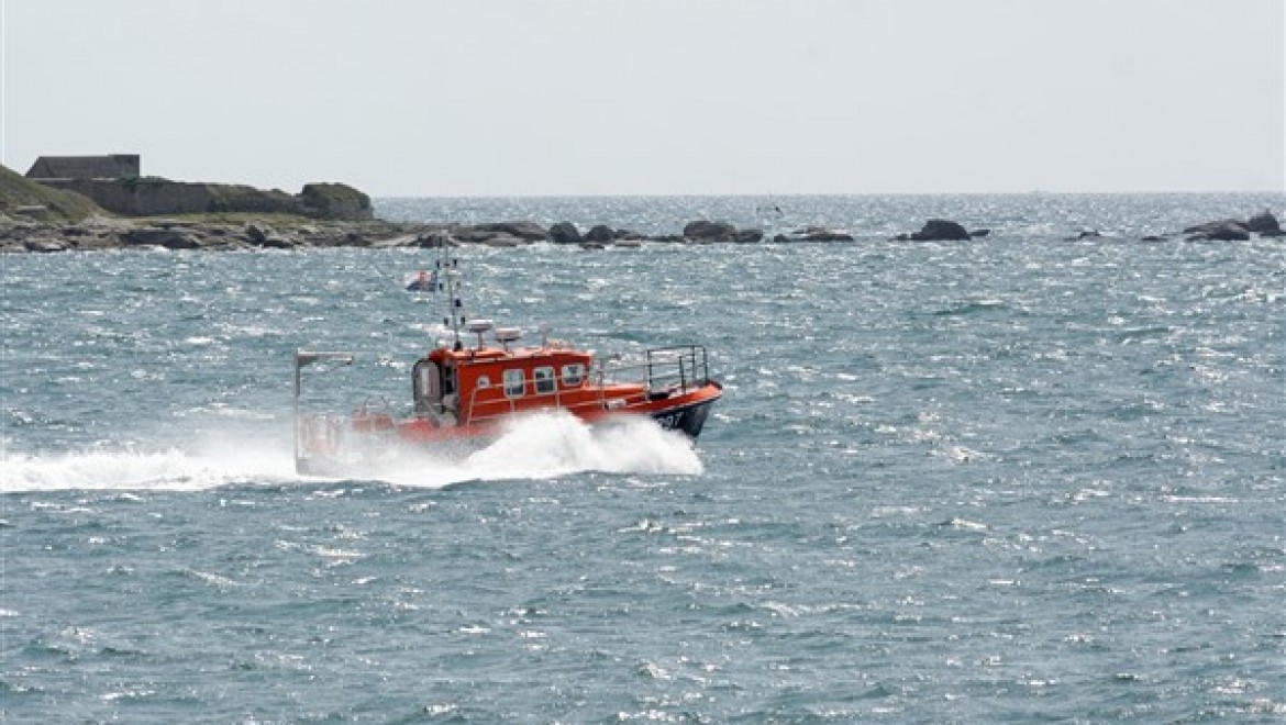 Rize Ardeşen açıklarında sürüklenen tekne kurtarıldı