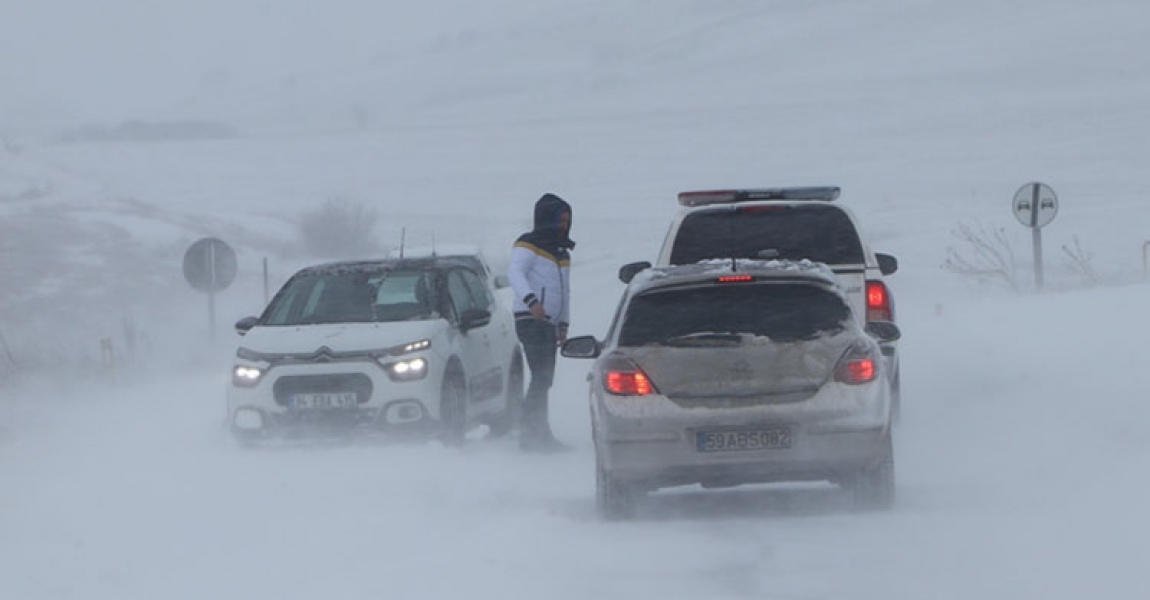 Tekirdağ'da kar yağışında mahsur kalan sürücülere AFAD yardım etti