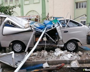 Aydın'da fırtına nedeniyle reklam tabelası ve çatının düşmesi sonucu 4 kişi yaralandı