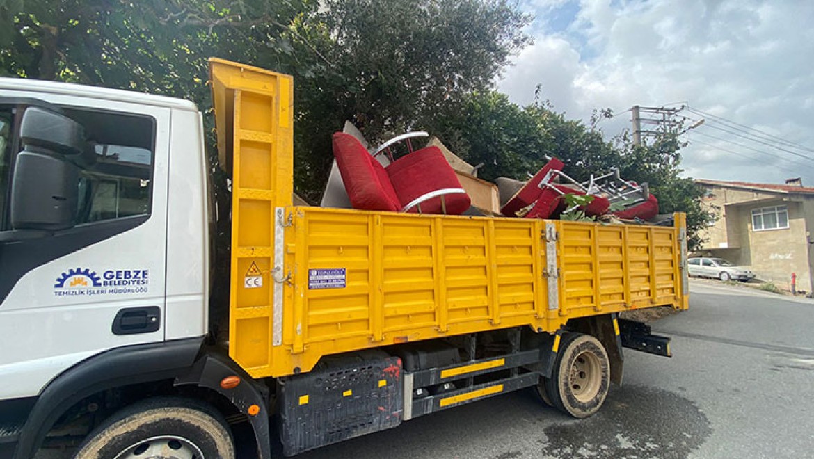 Kocaeli'de bir evden kamyon dolusu çöp çıktı