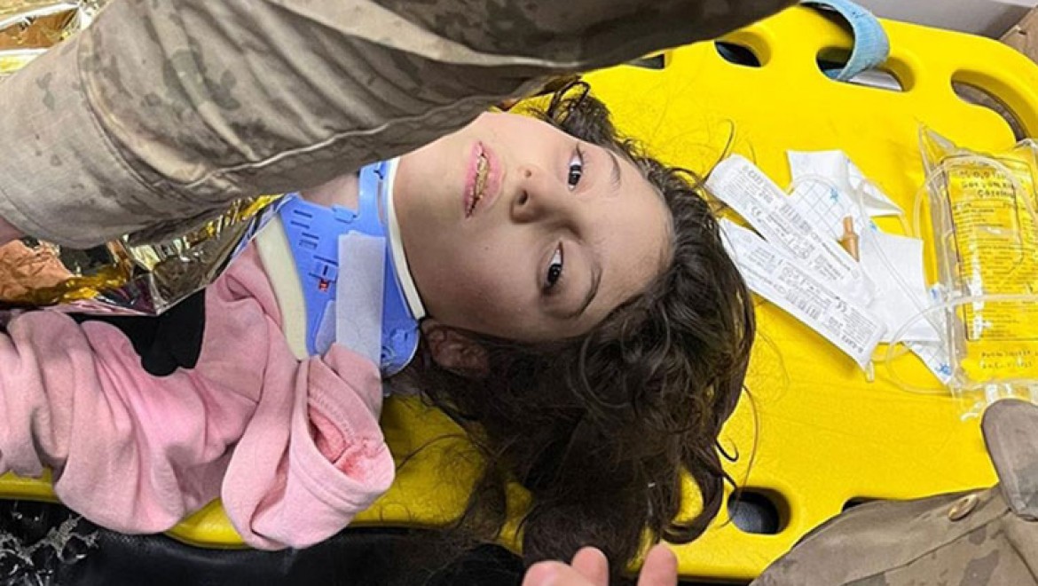 Adıyaman'da depremden 160 saat sonra bir çocuğu enkazdan kurtarıldı