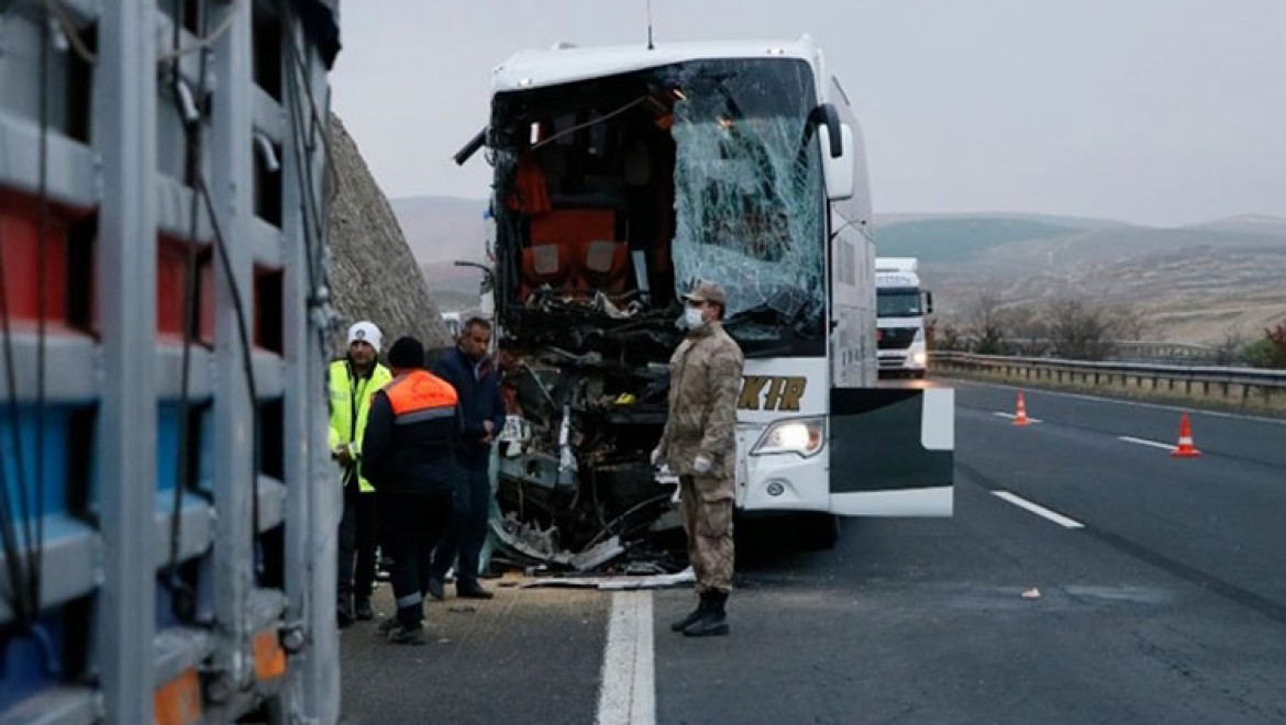 Şanlıurfa'da yolcu otobüsü tıra arkadan çarptı