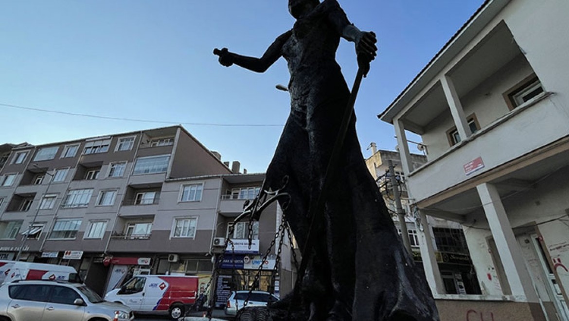 Edirne'nin Uzunköprü ilçesinde Adalet Anıtı ateşe verildi
