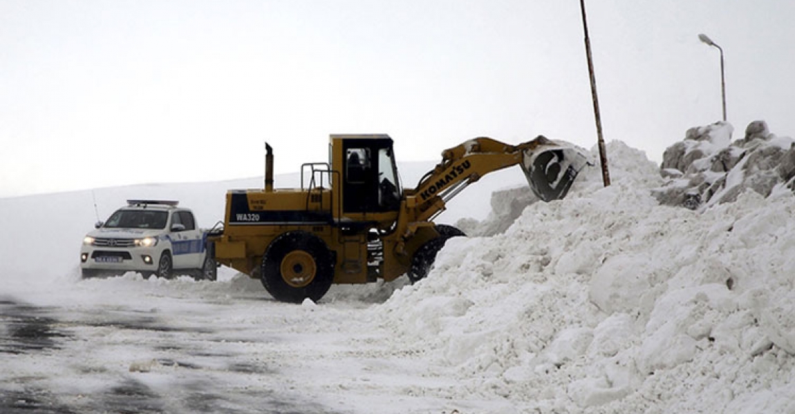 Sivas-Malatya kara yolu kar nedeniyle tır ve çekici trafiğine kapatıldı