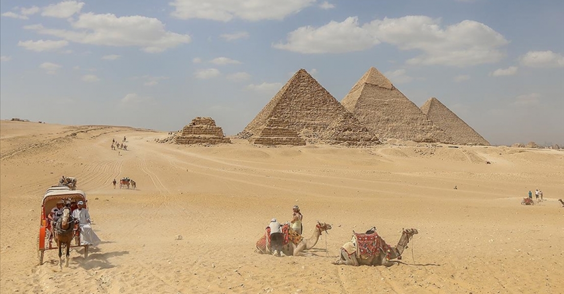 Mısır'da yüzlerce yıldır gizemini koruyan Giza piramitleri ilgi odağı olmayı sürdürüyor