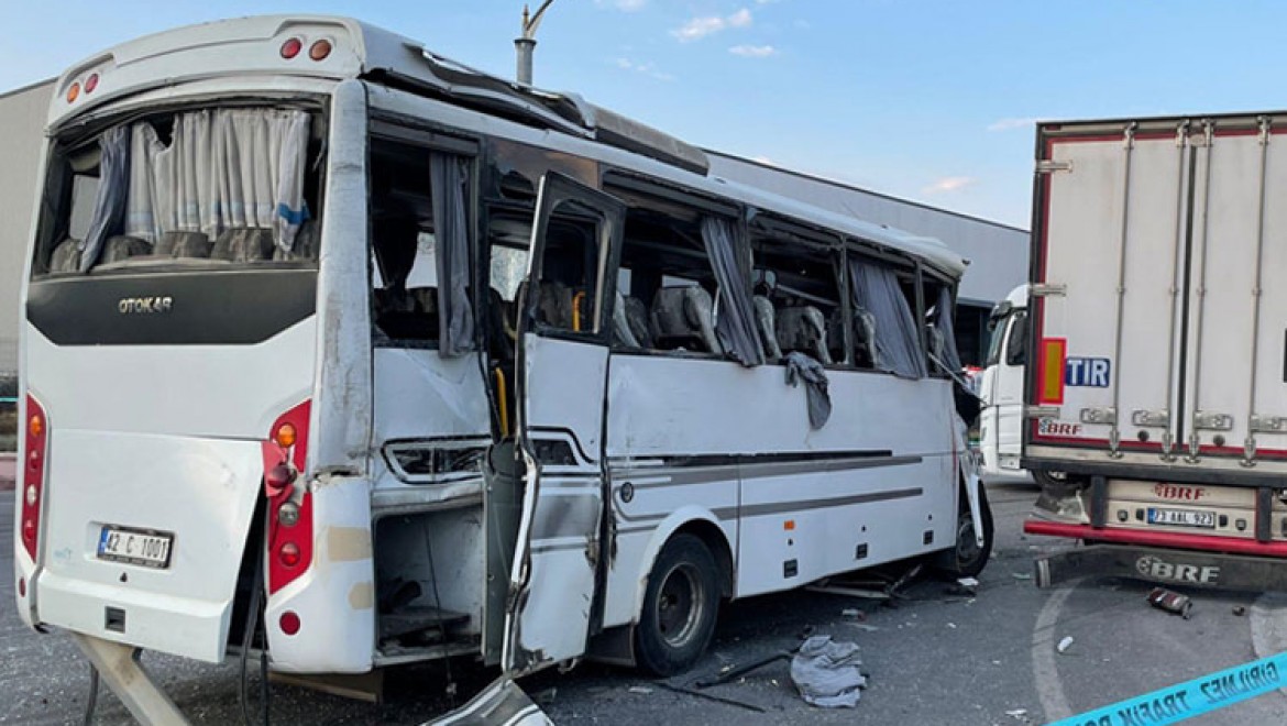 Konya'da tır ile servis otobüsünün çarpışması sonucu 1 kişi öldü, 25 kişi yaralandı