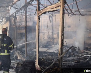 Kuşadası'nda çarşıda çıkan yangın çok sayıda iş yerinde hasara neden oldu
