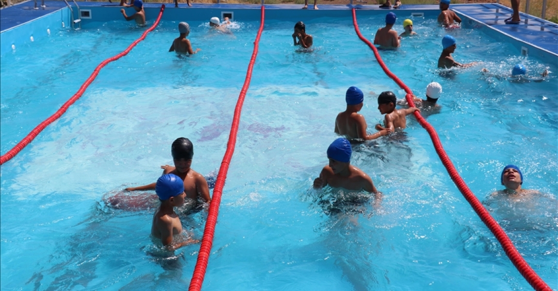 Siirtli çocuklar portatif havuzda hem eğlenecek hem yüzecek