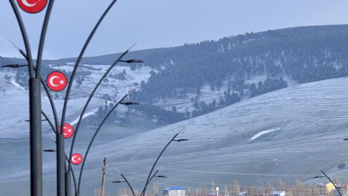 Kars'ta mayıs ayında yağan kar tarım alanlarını beyaza bürüdü
