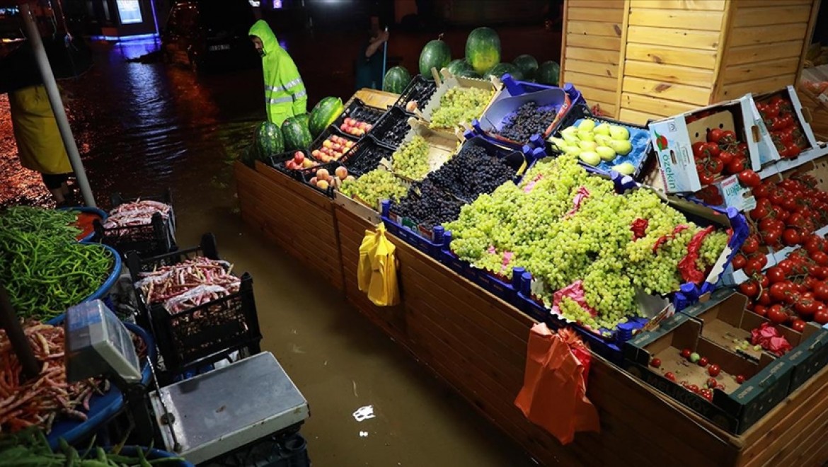 Rize'nin Pazar ilçesinde şiddetli yağış su baskınlarına neden oldu