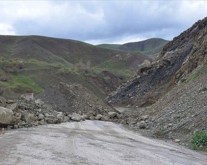 Hakkari'de dağdan kopan kaya parçaları nedeniyle Şemdinli-Yüksekova yolu kapandı