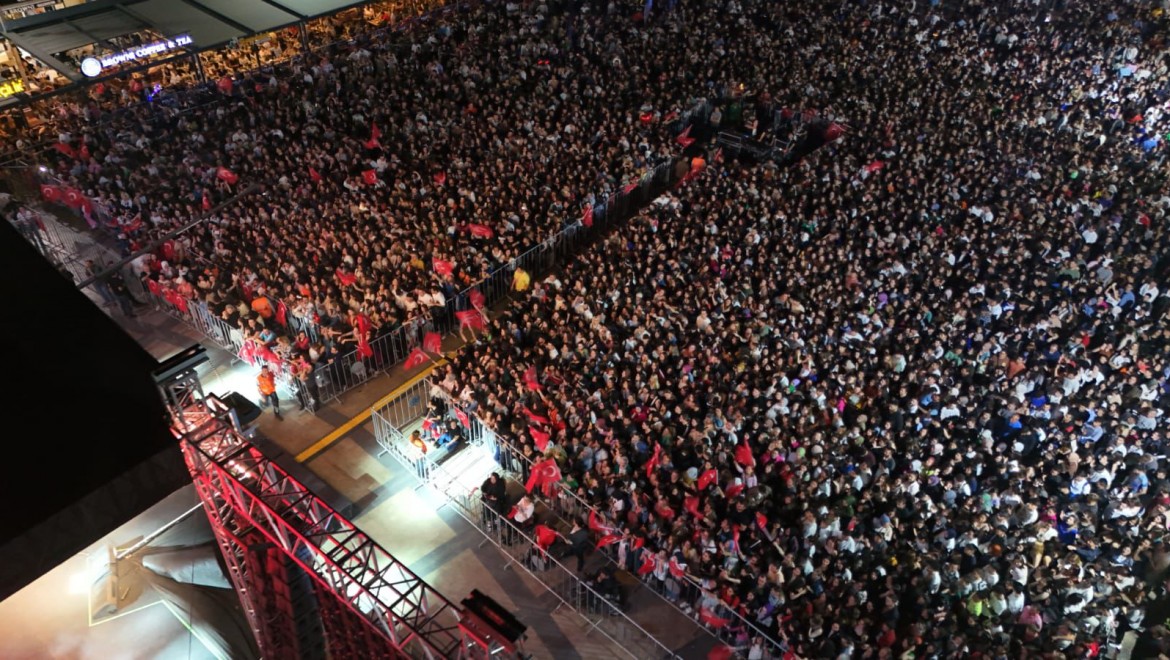 Mert Demir'den 23 Nisan'da Coşku Dolu Konser