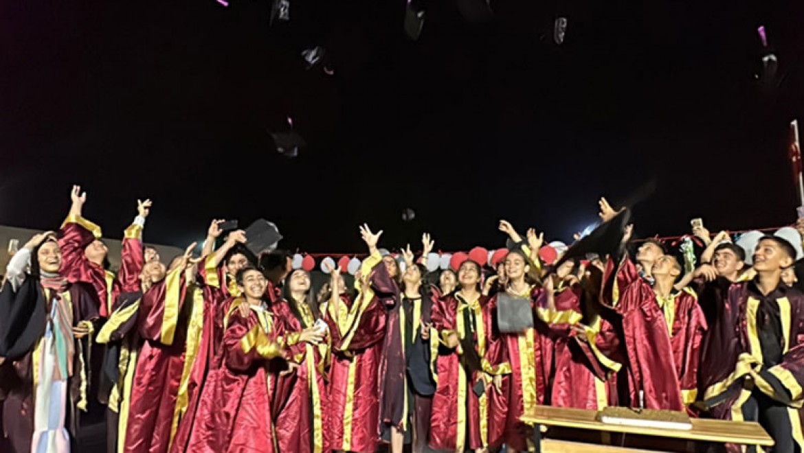 Hatay'da depremzede öğrencilerin mezuniyet sevinci