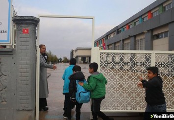 YPG/PKK'lı teröristlerin Karkamış'ta tahrip ettiği okullarda eğitim yeniden başladı