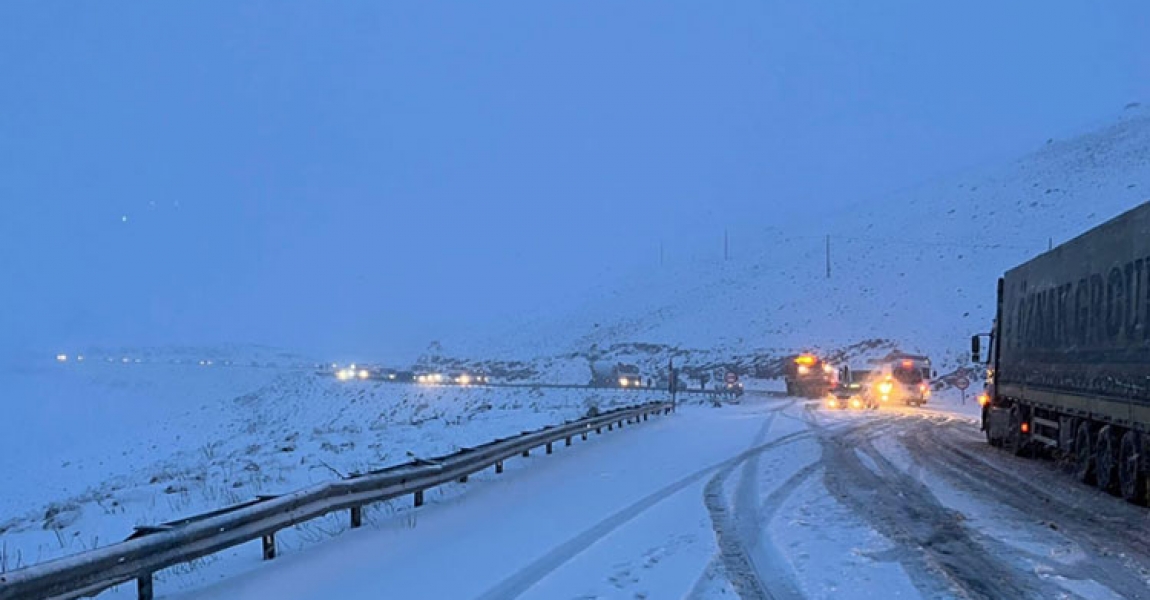 Van'da Güzeldere Geçidi, kar nedeniyle trafiğe kapatıldı