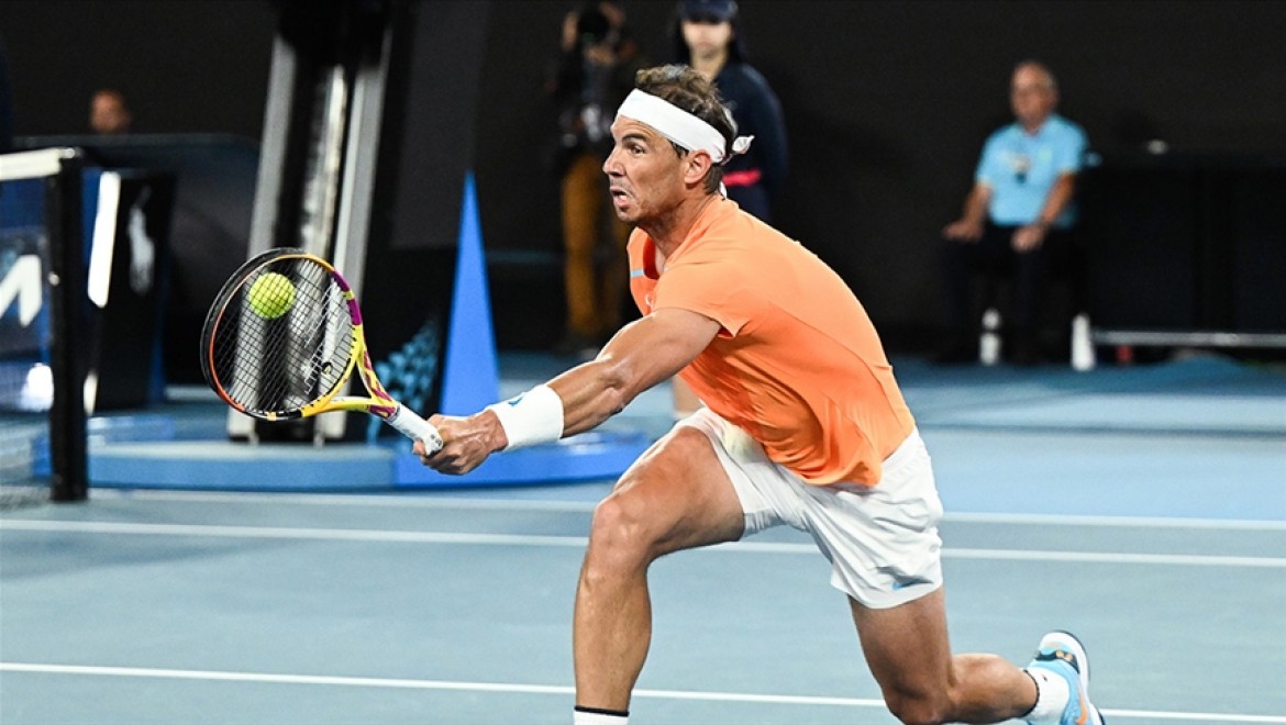 Ameliyat edilen İspanyol tenisçi Nadal, kortlardan uzun bir süre daha uzak kalacak