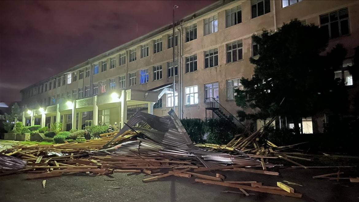 Trabzon'da şiddetli fırtına nedeniyle bir hastane ile bazı evlerin çatısı uçtu