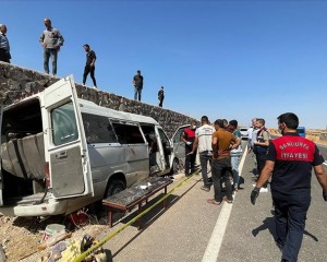Şanlıurfa'da tarım işçilerini taşıyan minibüs istinat duvarına çarptı, 3 ölü
