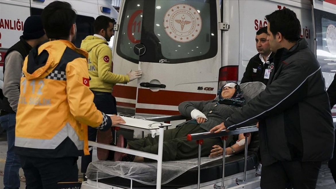 Adıyaman'da enkazdan kurtarılan aynı aileden 3 kişi İstanbul'a getirildi