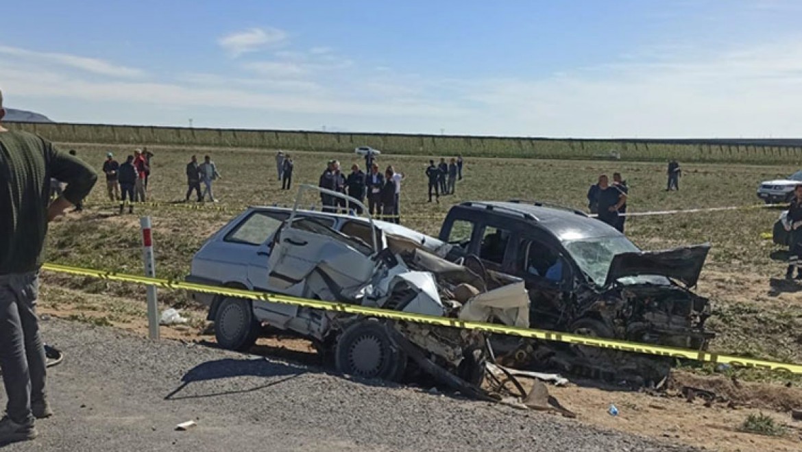 Konya'da ticari araç ile otomobilin çarpıştığı kazada 5 kişi öldü