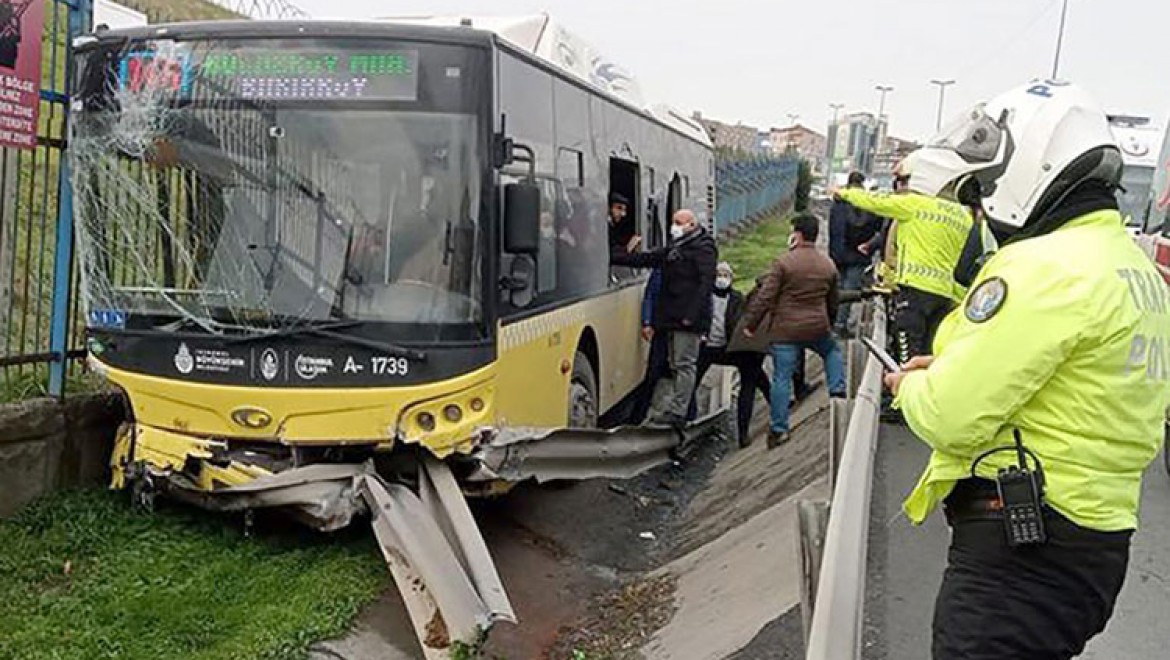 İstanbul'da bariyerlere çarpan İETT otobüsündeki 7 kişi yaralandı