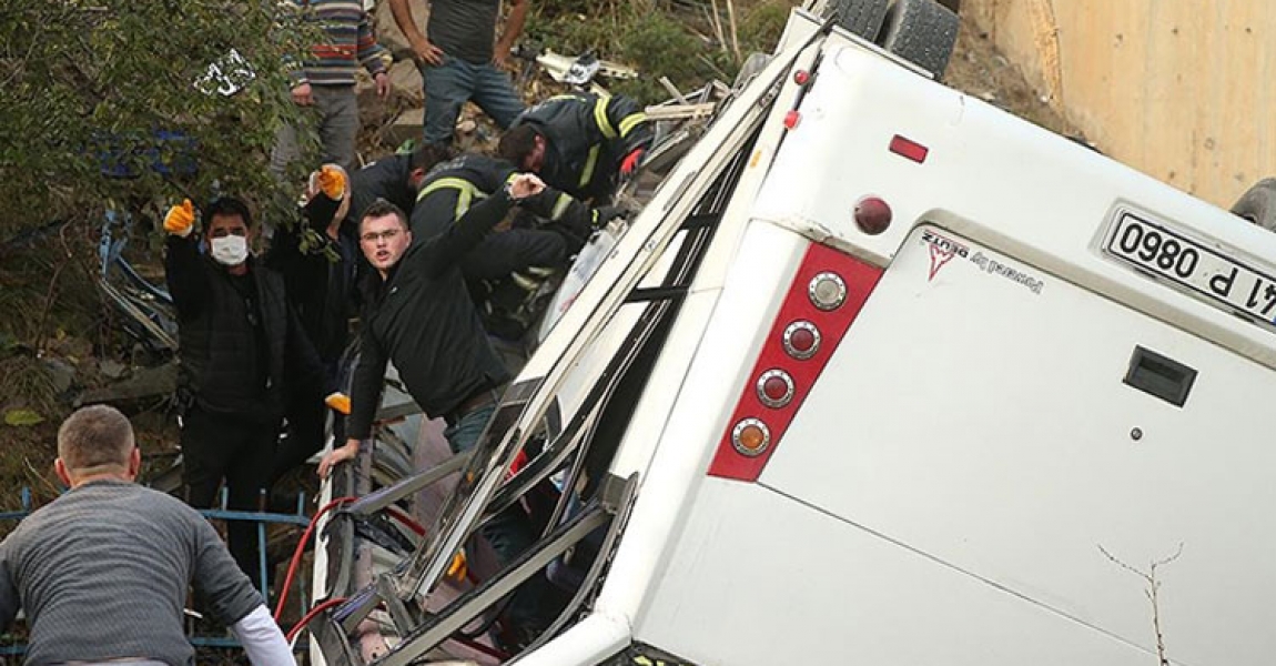 Kocaeli'de öğrenci servisinin dere yatağına devrilmesi sonucu 20 öğrenci yaralandı