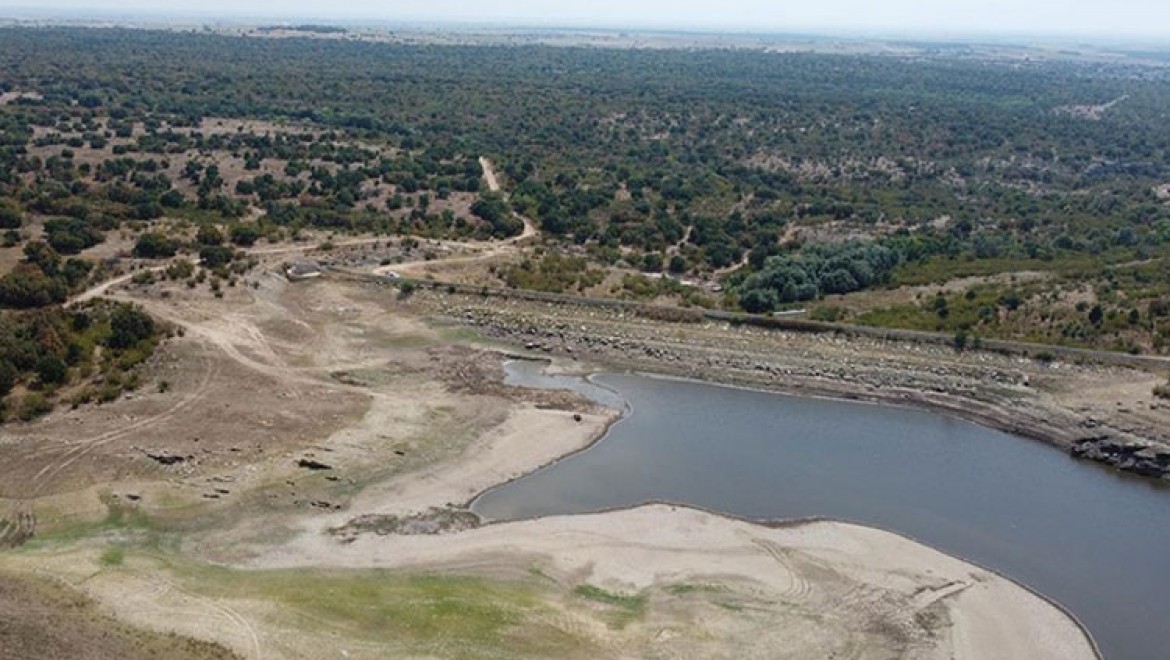 Edirne'de 6 bin dönümü sulayan gölet kuraklık nedeniyle dip seviyeyi gördü