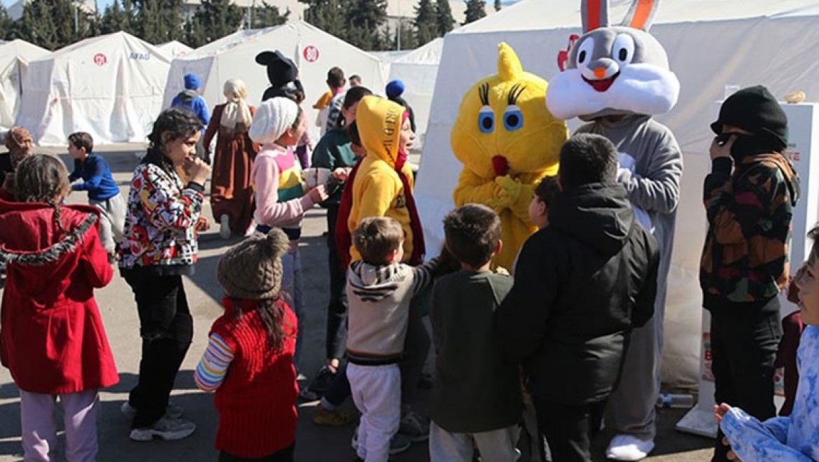 Osmaniye'de çadır kentteki çocuklara depremi maskotlarla unutturmaya çalışıyorlar