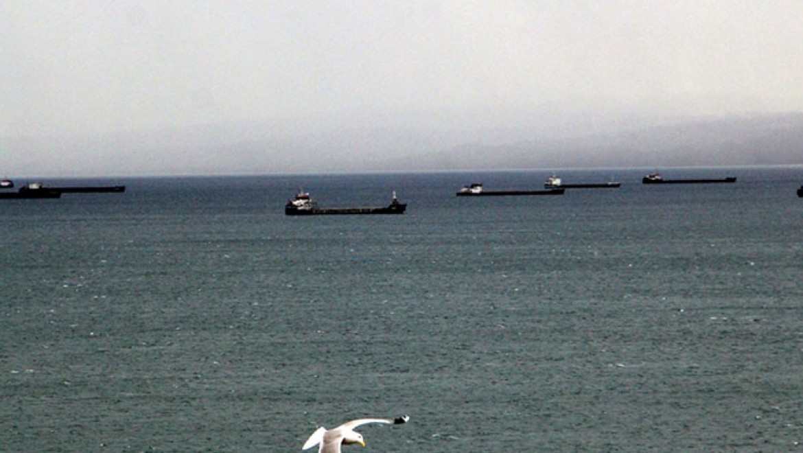 Yük gemileri kuvvetli rüzgar nedeniyle Sinop doğal limanına demirledi