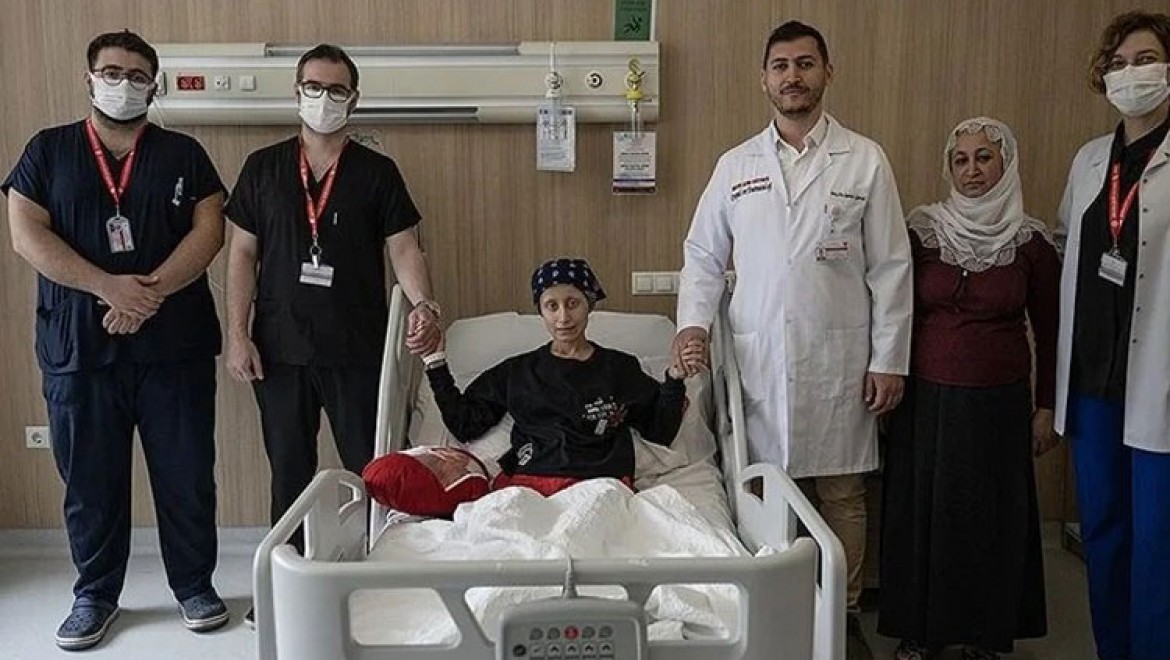Bacağını kaybetme riski olan genç kız, 17 santimlik tümörden kurtularak ayağa kalktı