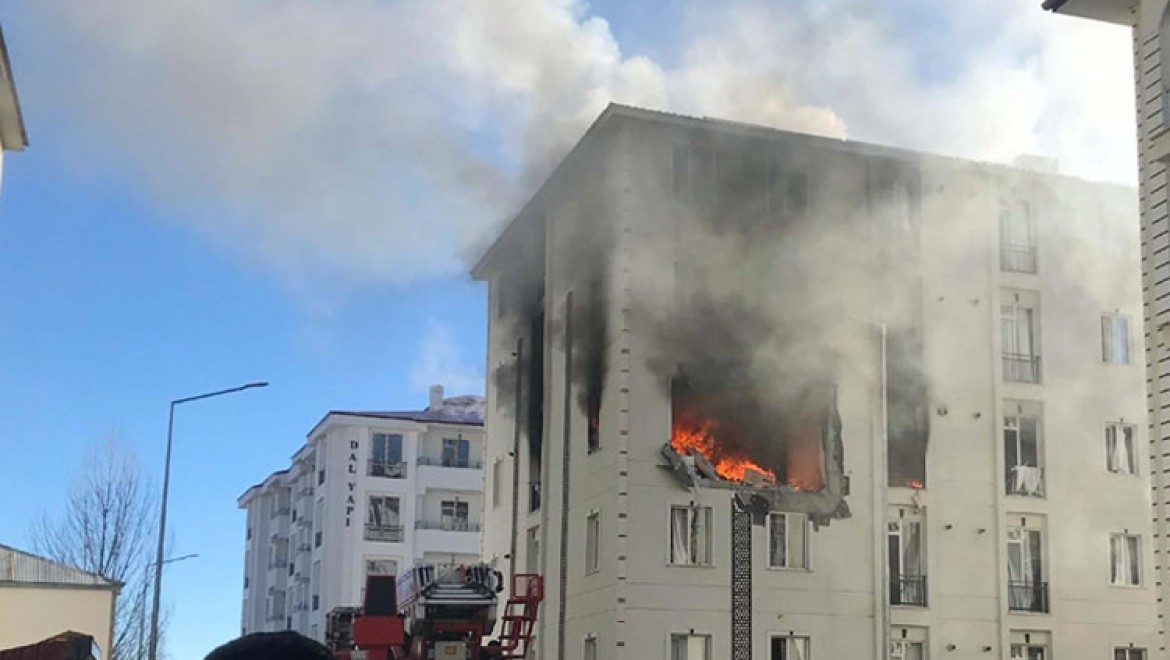 Kars'ta bir binada patlama sonrası yangın çıktı