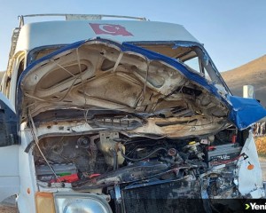 Kayseri'de tarım işçilerini taşıyan minibüs ile yakıt tankeri çarpıştı, 15 kişi yaralandı