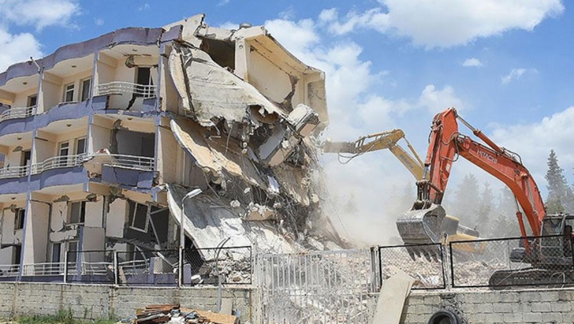 Depremden etkilenen Hatay'da ağır hasarlı binaların yıkımı devam etti