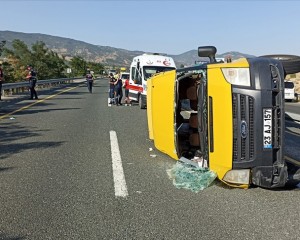 Elazığ'da düğünden dönenlerin bulunduğu minibüsün devrilmesi sonucu 14 kişi yaralandı