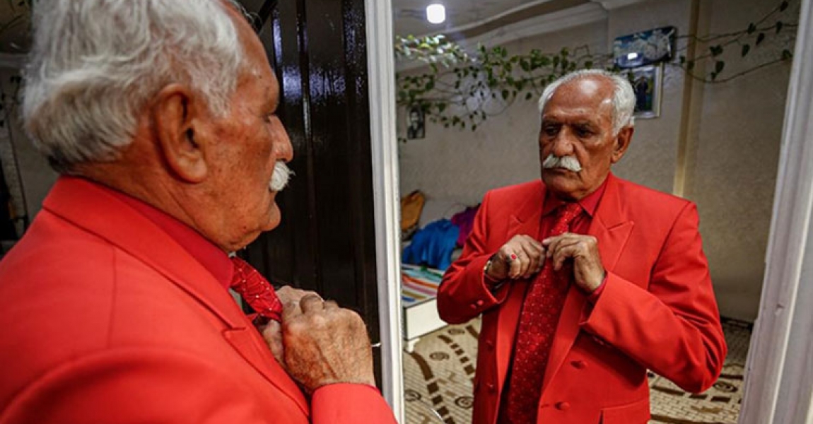 Şırnaklı 75 yaşındaki 'Aziz amca' 10 yıldır rengarenk giyiniyor