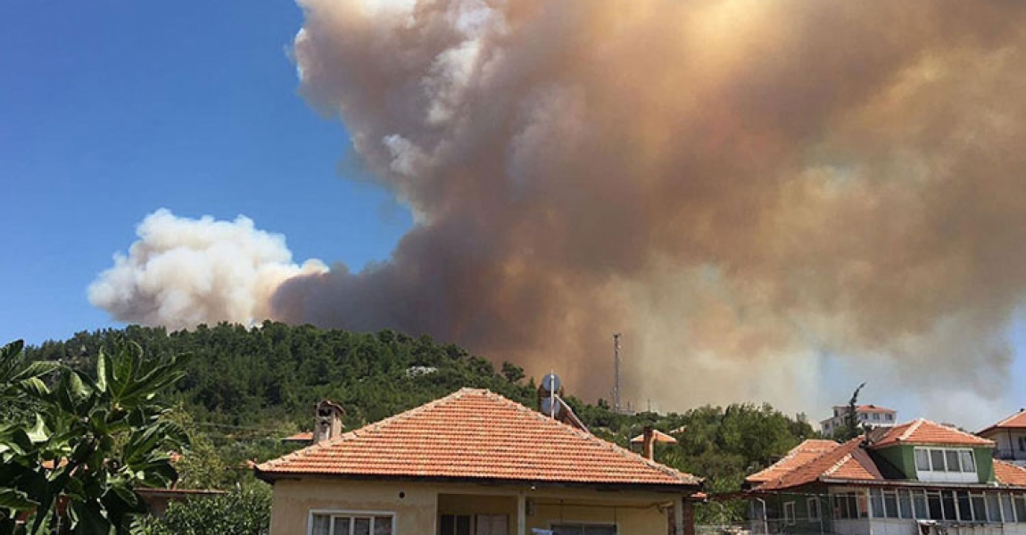 Burdur'un Bucak ilçesindeki orman yangını nedeniyle bazı mahalle ve köyler boşaltıldı