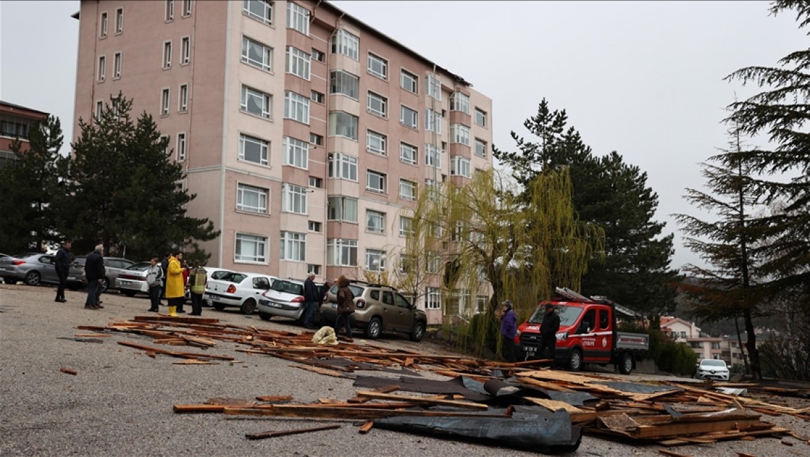 Ankara'da etkili olan rüzgarda iki binanın çatısı uçtu