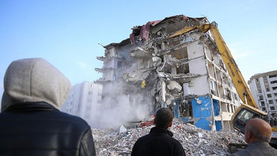 Kahramanmaraş'ta aciliyeti bulunan bina yıkım işlemleri sürüyor