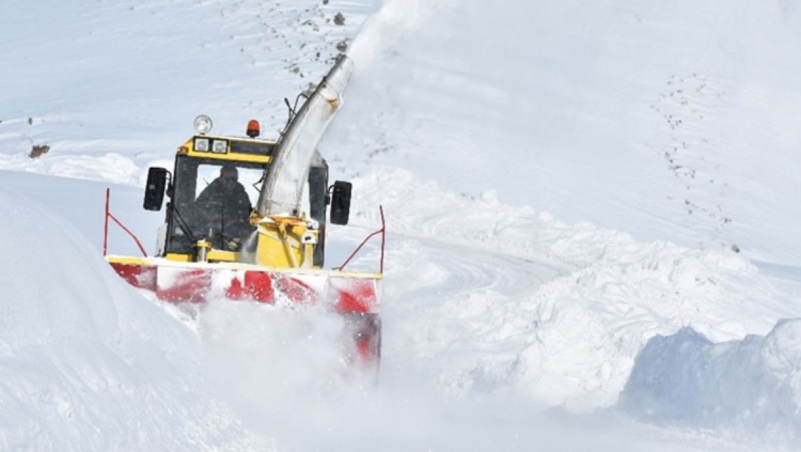 Sivas'ta kar ve tipi nedeniyle 75 köy yolu ulaşıma kapandı