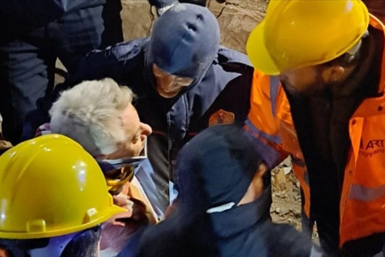 Kahramanmaraş'ta anne ve babasıyla bir kız çocuğu 39 saat sonra kurtarıldı