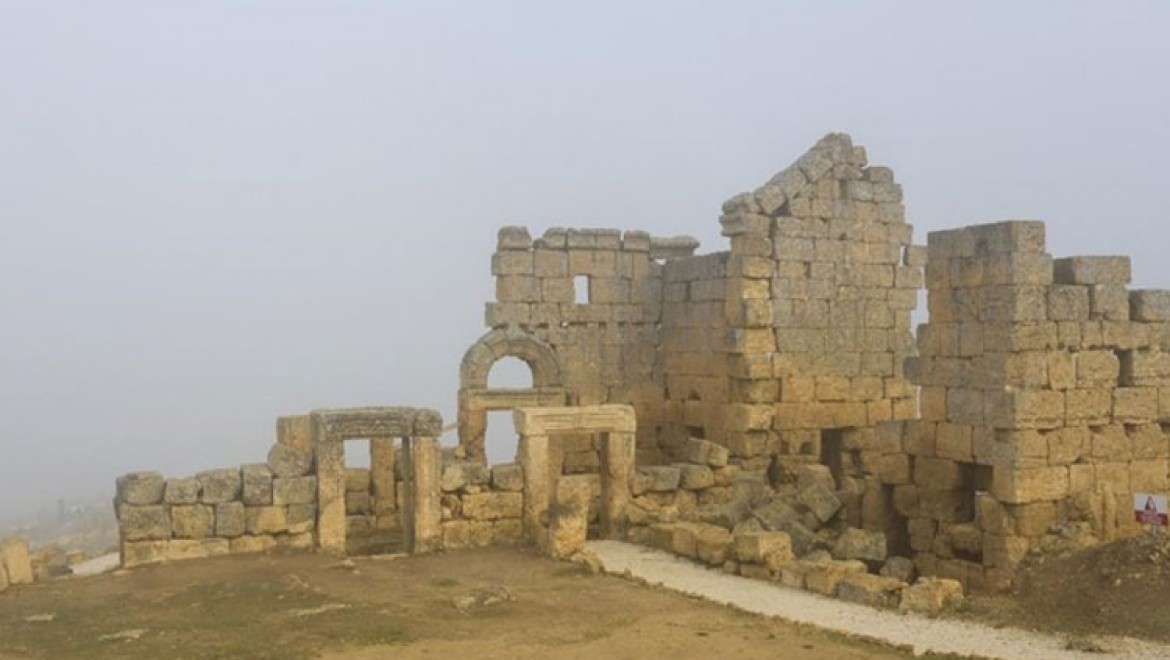 Diyarbakır'da 3 bin yıllık Zerzevan Kalesi'nde sisle kartpostallık görüntü oluştu